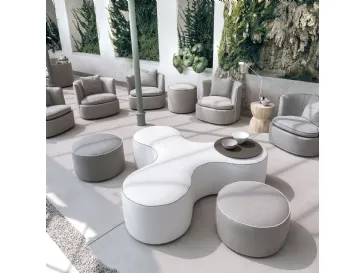 Pouf di design in tessuto Blow composto da tre pouf che gravitano intorno ad una forma sinuosa centrale di Frigerio