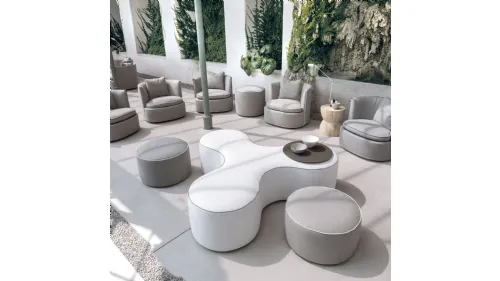 Pouf di design in tessuto Blow composto da tre pouf che gravitano intorno ad una forma sinuosa centrale di Frigerio