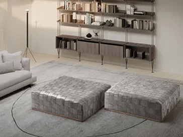 Pouf quadrato Jonas in pelle intrecciata a mano con base in legno massello di Frigerio