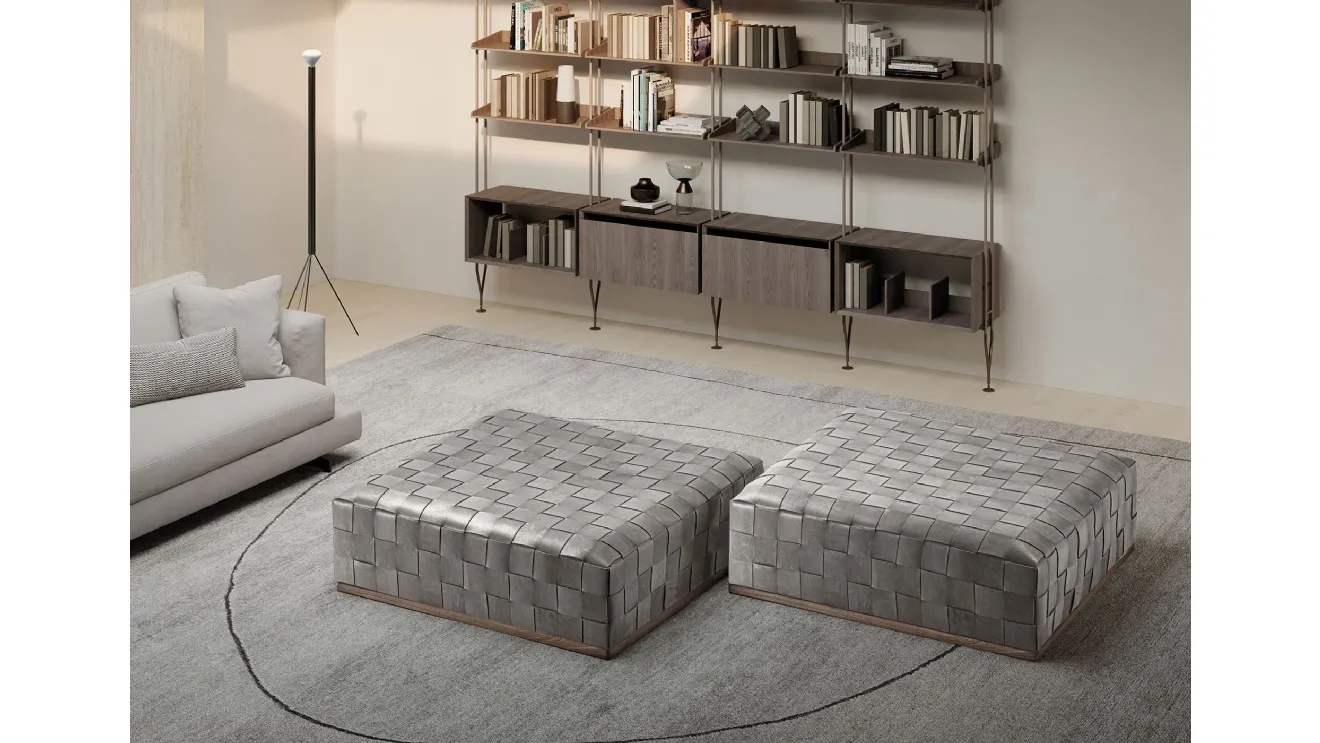 Pouf quadrato Jonas in pelle intrecciata a mano con base in legno massello di Frigerio