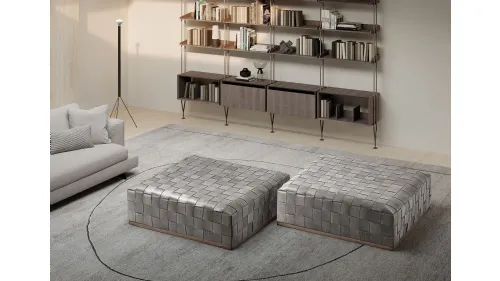 Pouf quadrato Jonas in pelle intrecciata a mano con base in legno massello di Frigerio