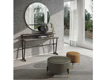 Pouf Kevin in tessuto imbottito con base leggera in metallo con dettagli in contrasto di Frigerio