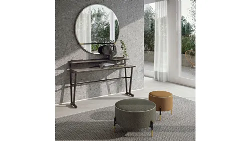 Pouf Kevin in tessuto imbottito con base leggera in metallo con dettagli in contrasto di Frigerio