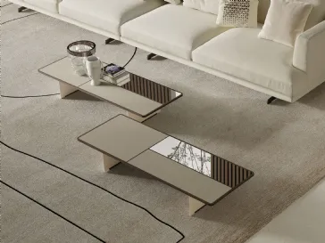 Tavolini Mies con struttura e piano in legno massello pantografato che incornicia il top creando tre sedi, con inserti di vetro retro verniciato e specchio di Frigerio