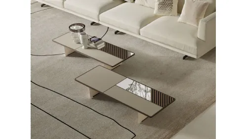 Tavolini Mies con struttura e piano in legno massello pantografato che incornicia il top creando tre sedi, con inserti di vetro retro verniciato e specchio di Frigerio