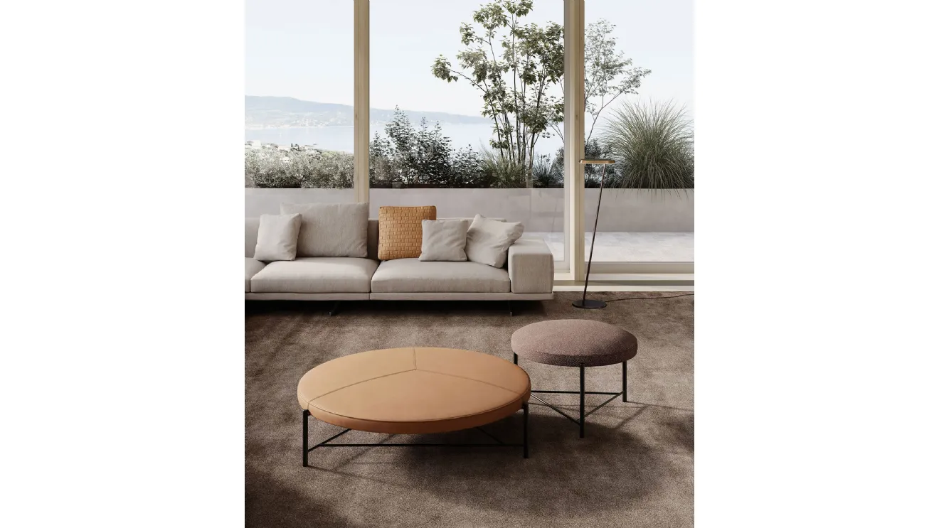 Pouf Santamonica rivestito in pelle o tessuto con struttura in metallo di Frigerio