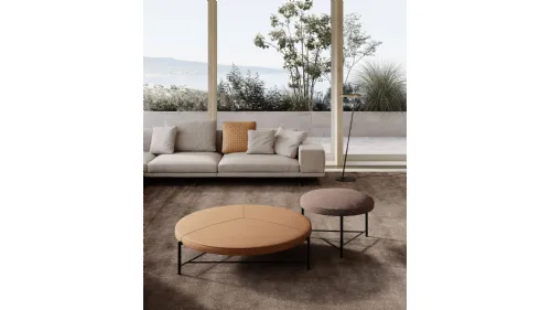 Pouf Santamonica rivestito in pelle o tessuto con struttura in metallo di Frigerio