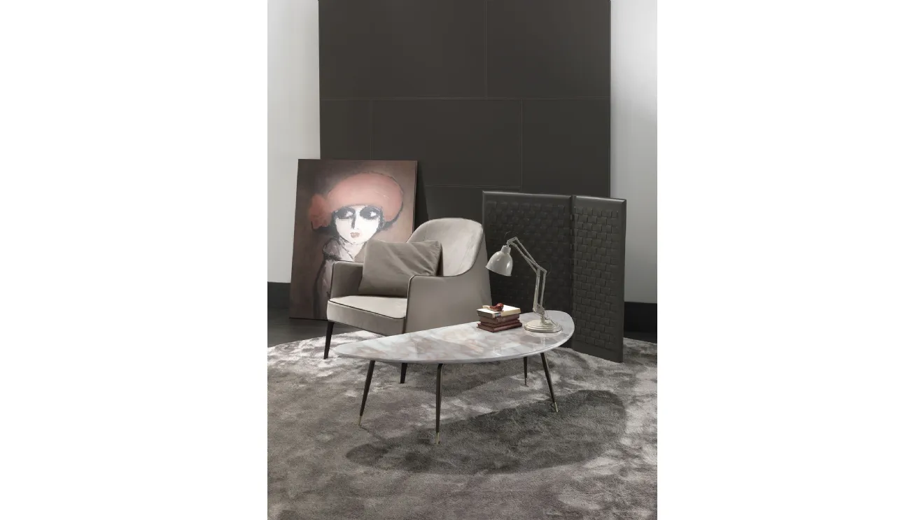 Tavolini dalla forma irregolare con top in marmo e base in metallo color brunito con puntale in ottone Smart di Frigerio