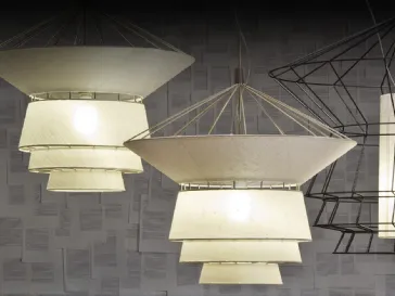 Lampada a sospensione costituita da una griglia tridimensionale in acciaio verniciato parzialmente rivestita in tessuto Bolero di Cattelan Italia