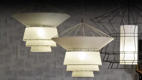 Lampada a sospensione costituita da una griglia tridimensionale in acciaio verniciato parzialmente rivestita in tessuto Bolero di Cattelan Italia