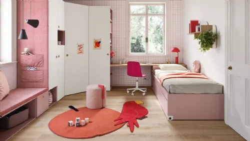 Cameretta con doppio letto, cabina armadio ad angolo e panca divano contenitore Kids space 07 di Nidi