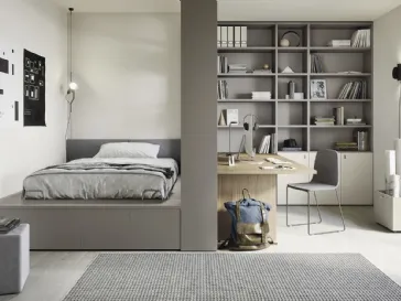 Cameretta componibile con letto su cassettone, scrivania e ampia libreria Next space 02 di Nidi