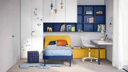 Cameretta con armadiatura battente e pensili a ponte sul letto Kids space 24 di Nidi