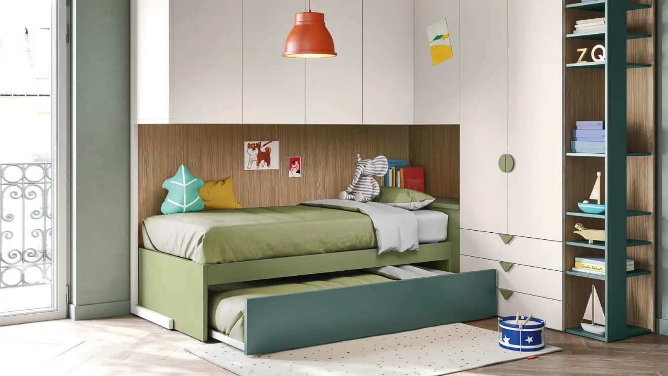 Cameretta a ponte con 2 letti di cui uno incassato, in melaminico verde e chiaro Kids space 27 di Nidi