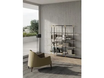 Libreria freestanding Kevin con struttura in metallo color nero sablé con dettagli metallo color oro satinato e ripiani in gres porcellanato effetto marmo di Frigerio