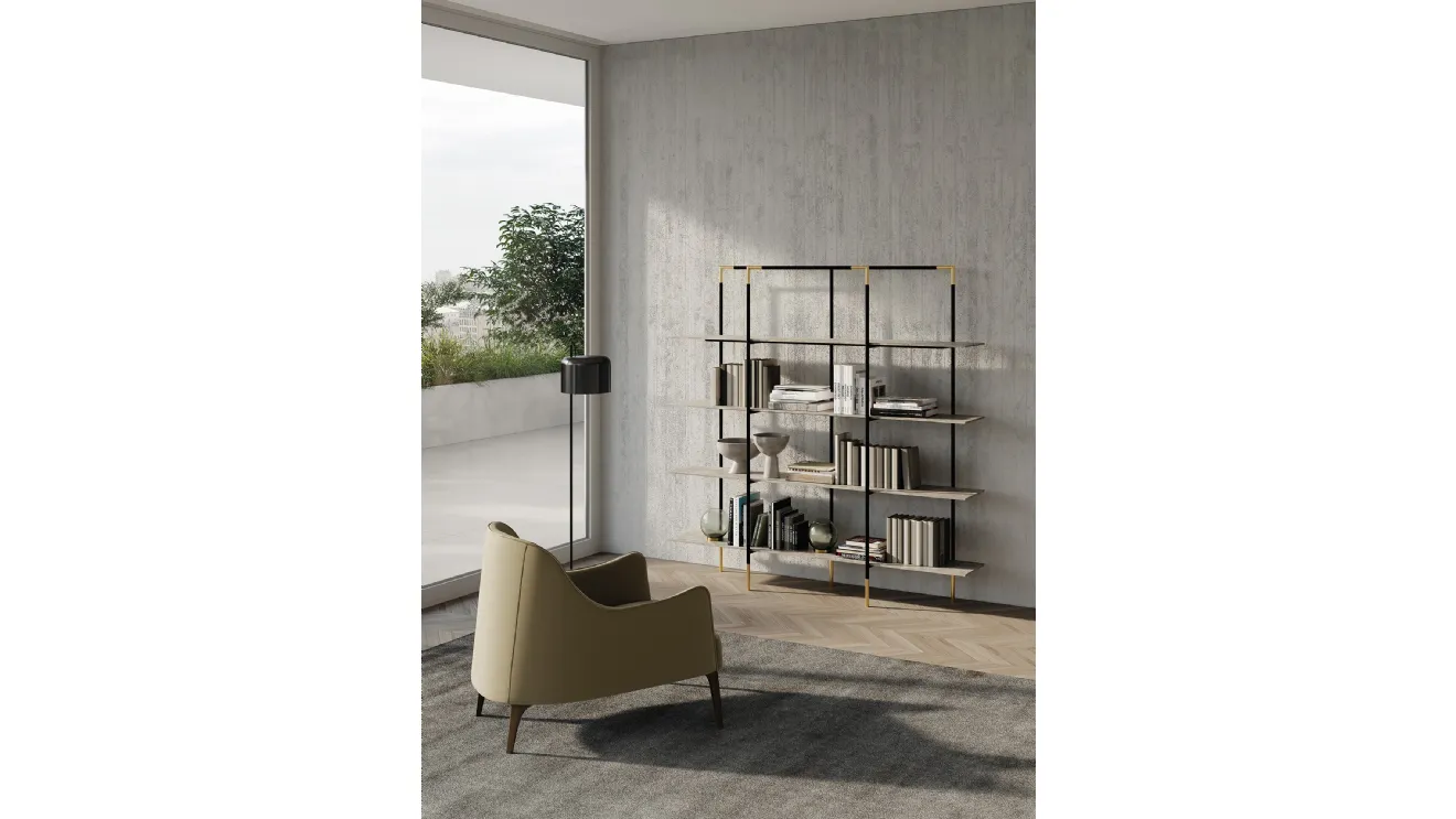 Libreria freestanding Kevin con struttura in metallo color nero sablé con dettagli metallo color oro satinato e ripiani in gres porcellanato effetto marmo di Frigerio