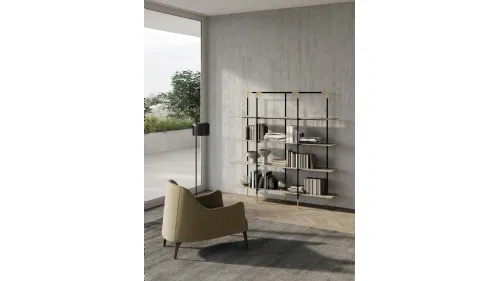 Libreria freestanding Kevin con struttura in metallo color nero sablé con dettagli metallo color oro satinato e ripiani in gres porcellanato effetto marmo di Frigerio