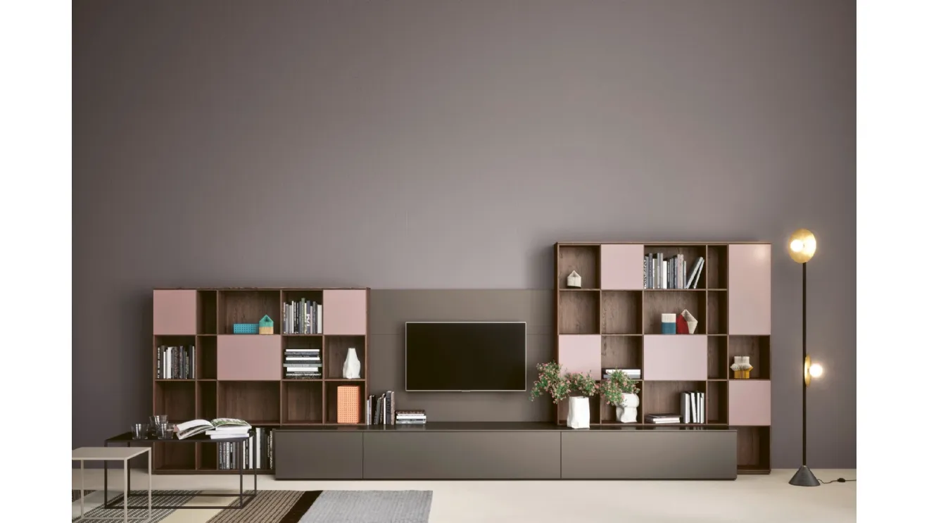 Parete attrezzata con libreria Wall 12 01 in laccato opaco di Novamobili