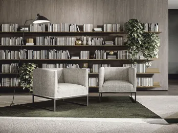 Poltroncina dalla forma cubica in tessuto con basamento in metallo Asia Soft di Frigerio