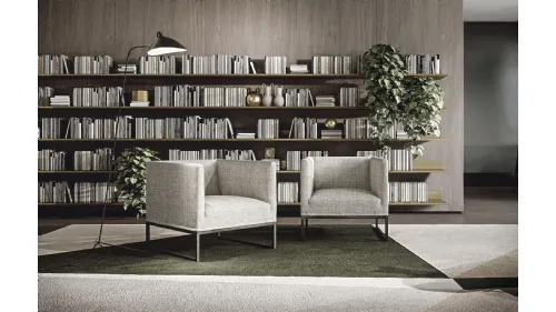 Poltroncina dalla forma cubica in tessuto con basamento in metallo Asia Soft di Frigerio