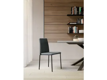 Sedia Aurora imbottita e rivestita in ecopelle con struttura in metallo di Arredo3