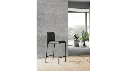 Sgabello Sandy con struttura in metallo e seduta imbottita completamente rivestita in ecopelle con poggiapiedi in metallo verniciato nero di Arredo3