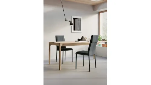 Sedia Sandy con struttura in metallo, imbottita e completamente rivestita in ecopelledi Arredo3