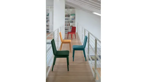 Sedia Lisbona con struttura in legno verniciato e seduta in morbida microfibra effetto velluto di Target Point