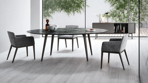 Tavolo Rea con top in marmo di Novamobili