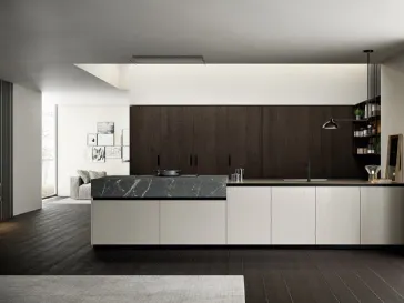 Cucina Moderna lineare Asia in laccato poro aperto Nebbia con colonne in Rovere ebano impiallacciato e top in HPL finitura Pietra Piasentina di Arredo3