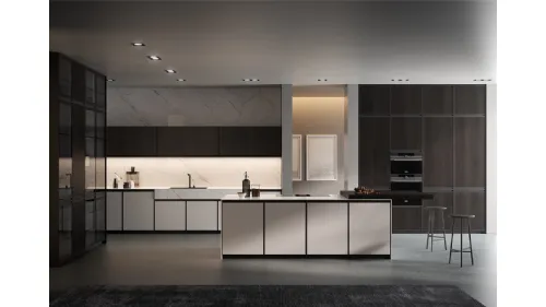 Cucina Moderna con isola in vetro opaco Bianco e Nebbia con top in Laminam Statuarietto Kronos di Arredo3